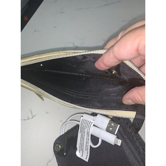 𝅺LIZ Claiborne Charging Wristlet Gold New With‎ Tags - Picture 6 of 9